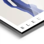 affiche abstraite avec des formes bleues sur un fond beige typographie noire en aluminium.webp