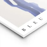 affiche abstraite avec des formes bleues sur un fond beige typographie noire en lightpanel.webp
