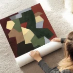 affiche abstraite avec des formes geometriques beige vert marron et gris sur un au sol.webp