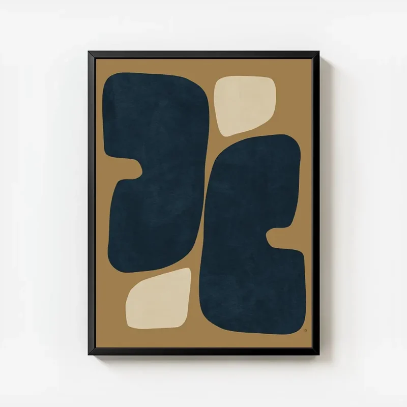 affiche abstraite avec des formes organiques arrondies bleu fonce et beige sur u avec cadre.webp