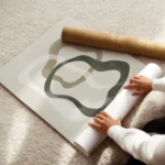 affiche abstraite avec des formes organiques irregulieres en vert beige et blanc enroule.webp