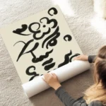 affiche abstraite avec des formes organiques noires et des lignes courbes stylis au sol.webp