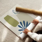 affiche abstraite avec des formes organiques vertes beiges et bleues et des lign enroule.webp