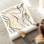 affiche abstraite avec des lignes courbes et des formes de feuilles en noir et j au sol.webp