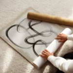 affiche abstraite avec des lignes epaisses et organiques noires sur un fond blan enroule.webp