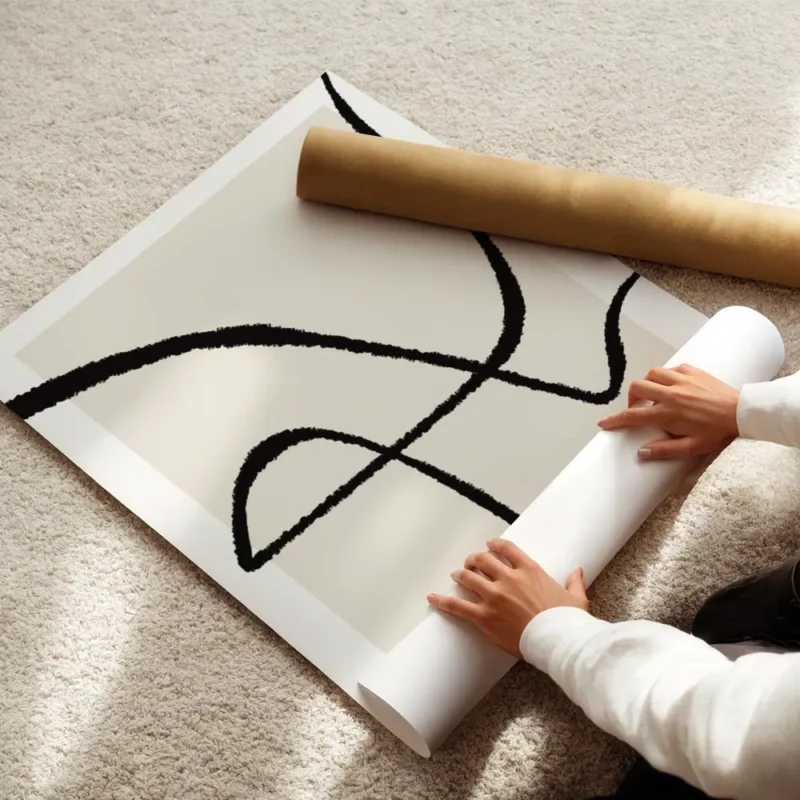 affiche abstraite avec des lignes noires epaisses sur un carre beige clair fond enroule.webp