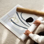 affiche abstraite avec des rayures bleues des formes blanches et noires et des l enroule.webp