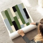 affiche abstraite avec des taches de peinture verticales de differentes couleurs au sol.webp