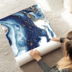 affiche abstraite avec des tourbillons de peinture bleue blanche et doree au sol.webp