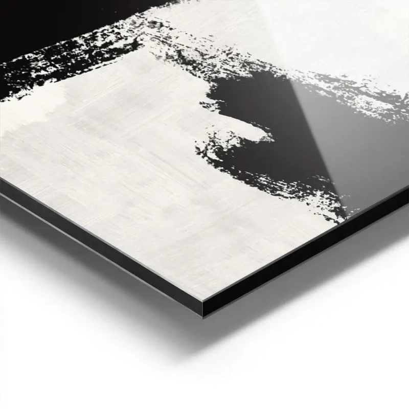 affiche abstraite avec des traits de pinceau noirs epais sur un fond gris clair aluminium.webp