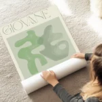affiche abstraite avec formes vertes et texte giovane anima typographie stylisee au sol.webp