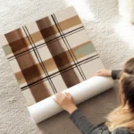 affiche abstraite avec un motif gingham des lignes beige marron et blanc et des au sol.webp