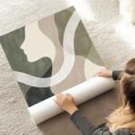 affiche abstraite beige avec un visage feminin stylise de profil et des formes o au sol.webp