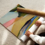 affiche abstraite de leigh viner avec des formes organiques et des touches de co enroule.webp