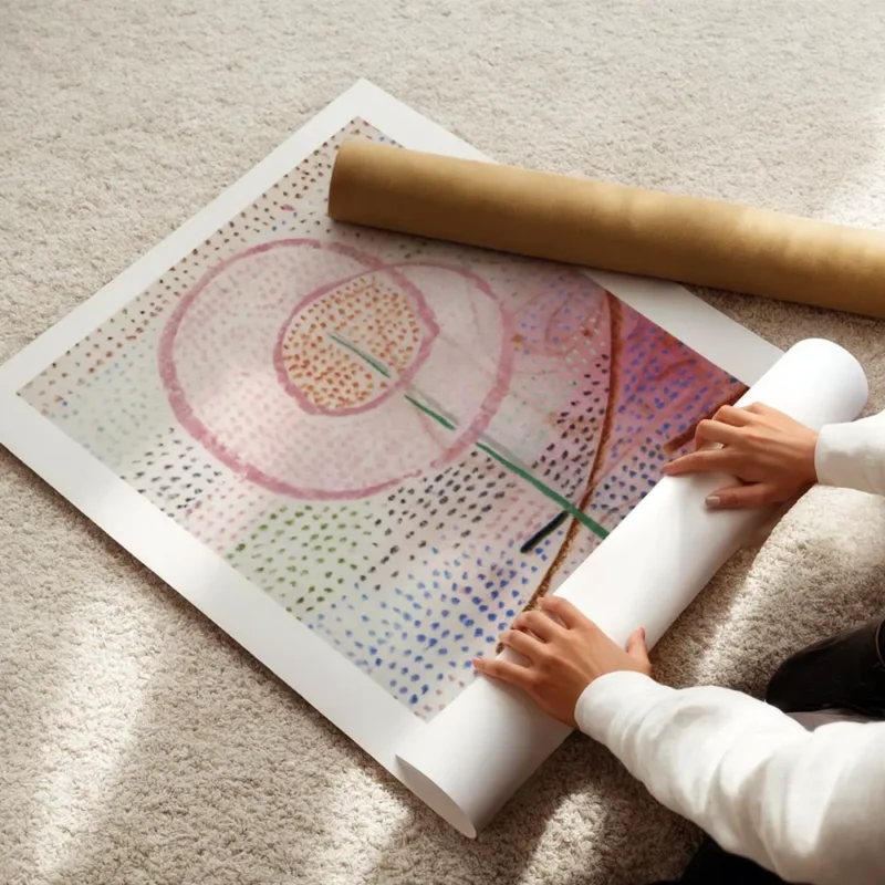 affiche abstraite de paul klee fleur rose stylisee sur fond de points colores enroule.webp