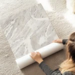 affiche abstraite de vagues et de lignes organiques beiges blanches et grises su au sol.webp