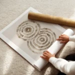 affiche abstraite deco avec deux formes circulaires superposees de couleur marro enroule.webp