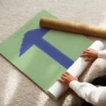 affiche abstraite dune lampe de table futuriste bleue sur fond vert style dani k enroule.webp