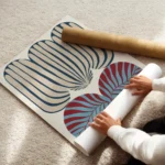 affiche abstraite et audacieuse avec motif zebre tons bleus rouges et beiges typ enroule.webp