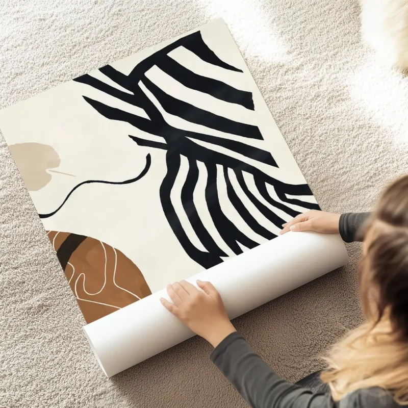 affiche abstraite formes organiques noir beige et marron inspiration feminine au sol.webp
