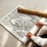 affiche abstraite gris beige avec des lignes noires et blanches evoquant une fig enroule.webp