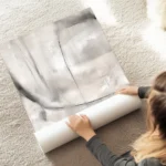 affiche abstraite gris blanc avec des coups de pinceau visibles et des lignes no au sol.webp