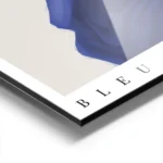affiche abstraite indigo no2 avec des formes bleues sur un fond beige et du text aluminium.webp