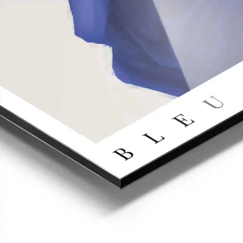 affiche abstraite indigo no2 avec des formes bleues sur un fond beige et du text aluminium.webp