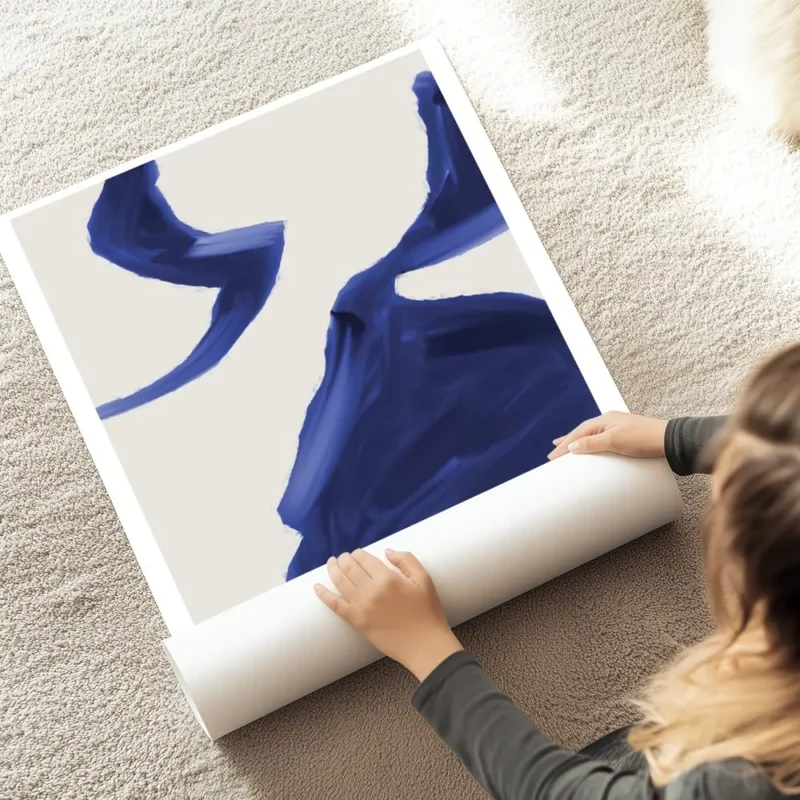 affiche abstraite indigo no2 avec des formes bleues sur un fond beige et du text au sol.webp