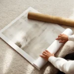 affiche abstraite minimaliste aux tons beiges et bruns avec des lignes de crayon enroule.webp