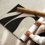 affiche abstraite minimaliste avec des formes courbes beiges sur fond noir textu enroule.webp