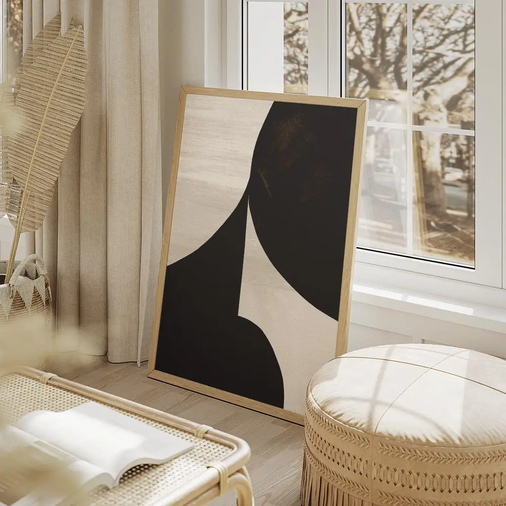 affiche abstraite minimaliste avec des formes graphiques organiques en noir et b salon beige.webp