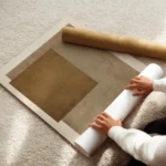 affiche abstraite minimaliste avec deux rectangles superposes un en texture cuir enroule.webp