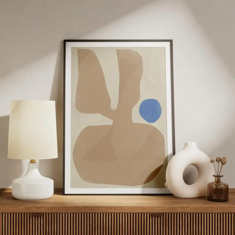 affiche abstraite minimaliste expressive aux formes organiques beige et boule bl meuble.webp