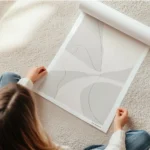 affiche abstraite moderne en tons beiges et gris avec des formes organiques et d en rouleau.webp