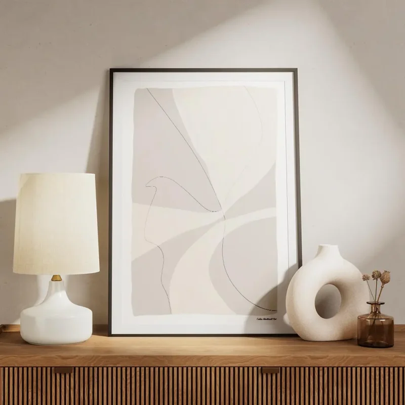 affiche abstraite moderne en tons beiges et gris avec des formes organiques et d meuble.webp