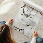 affiche abstraite monochrome avec des coups de pinceau noirs et blancs et du tex en rouleau.webp