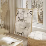 affiche abstraite monochrome avec des coups de pinceau noirs et blancs et du tex salon beige.webp