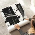 affiche abstraite noir et blanc avec des formes organiques et des coups de pince au sol.webp