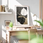 affiche abstraite noire et blanche avec des formes organiques et des details dor bureau.webp