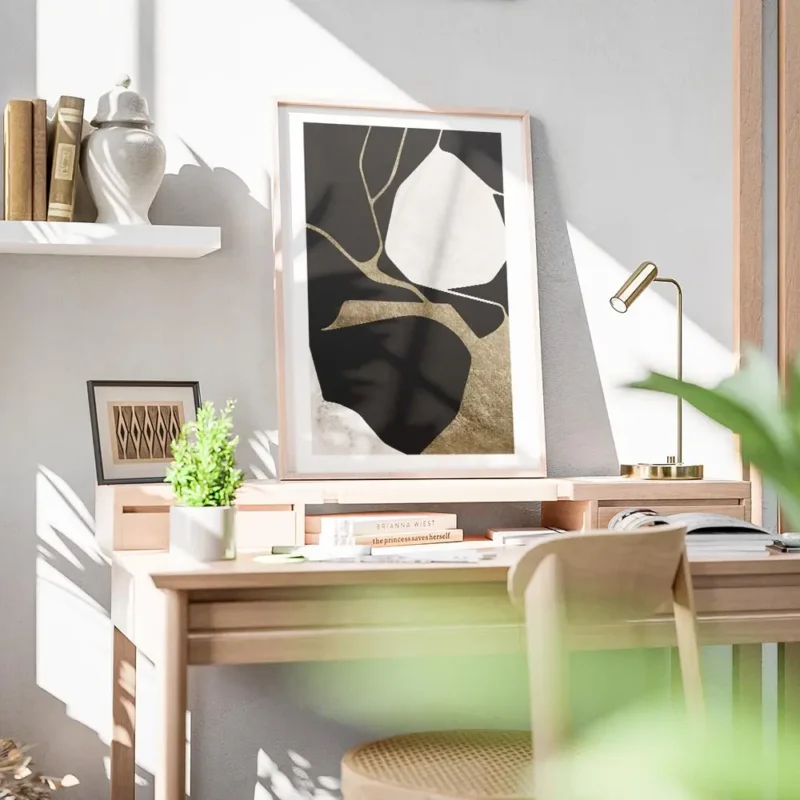 affiche abstraite noire et blanche avec des formes organiques et des details dor bureau.webp