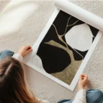 affiche abstraite noire et blanche avec des formes organiques et des details dor en rouleau.webp