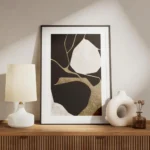 affiche abstraite noire et blanche avec des formes organiques et des details dor meuble.webp
