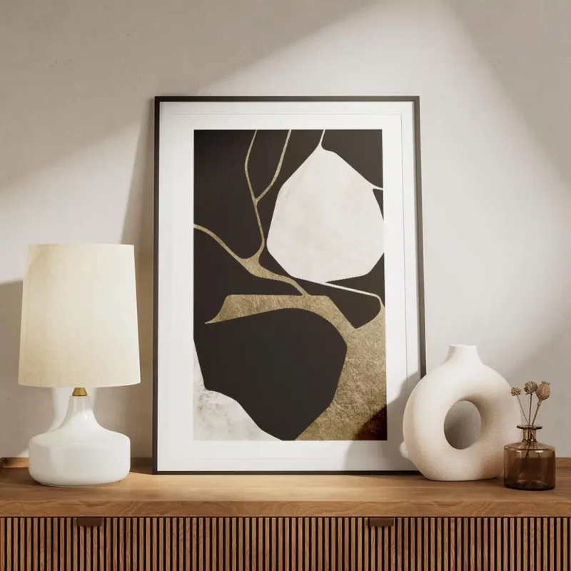affiche abstraite noire et blanche avec des formes organiques et des details dor meuble.webp