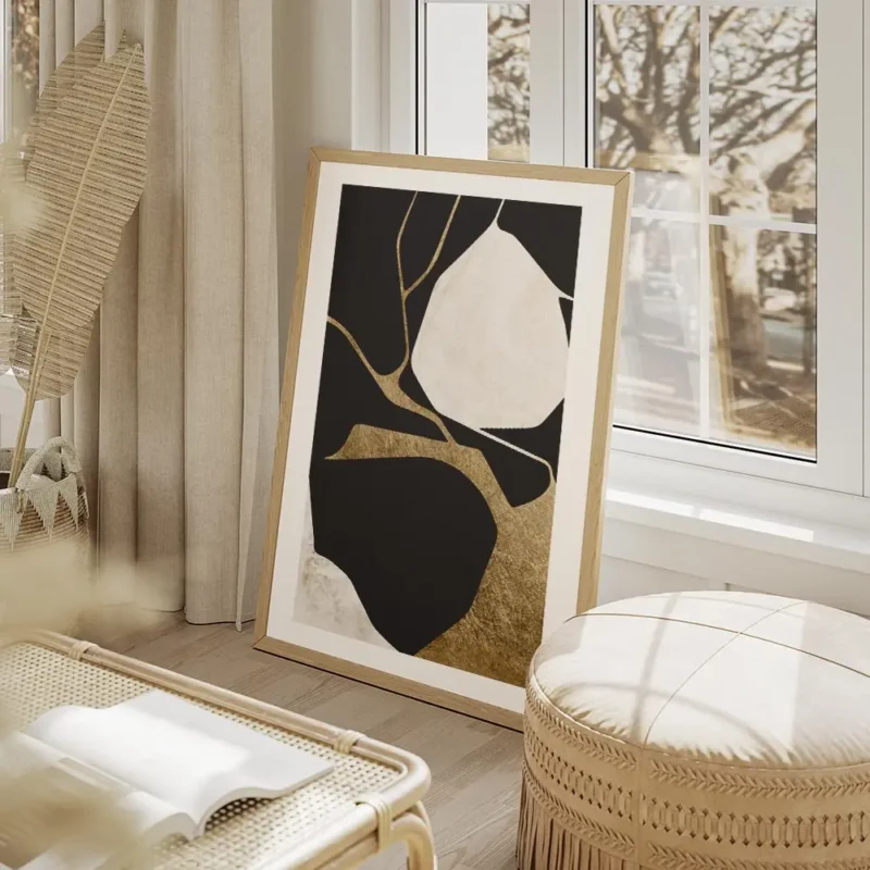 affiche abstraite noire et blanche avec des formes organiques et des details dor salon beige.webp