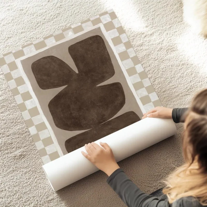 affiche abstraite peinte a la main avec formes organiques marron sur fond beige au sol.webp