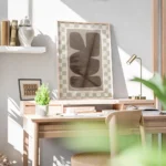 affiche abstraite peinte a la main avec formes organiques marron sur fond beige bureau.webp
