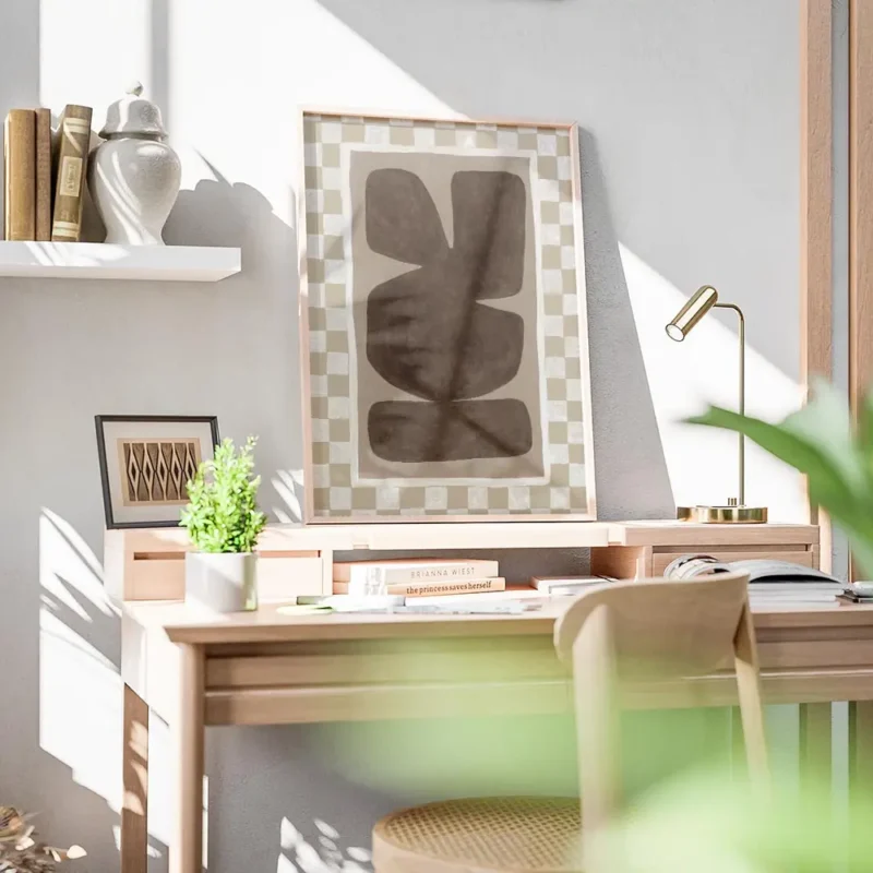 affiche abstraite peinte a la main avec formes organiques marron sur fond beige bureau.webp