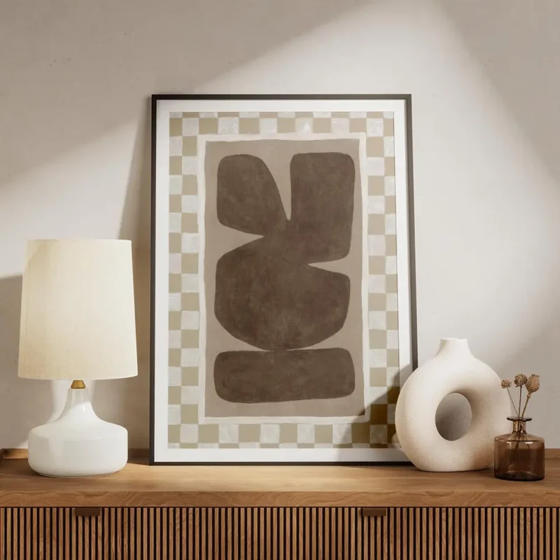 affiche abstraite peinte a la main avec formes organiques marron sur fond beige meuble.webp