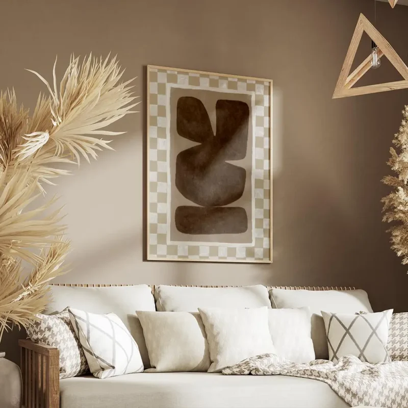 affiche abstraite peinte a la main avec formes organiques marron sur fond beige salon.webp